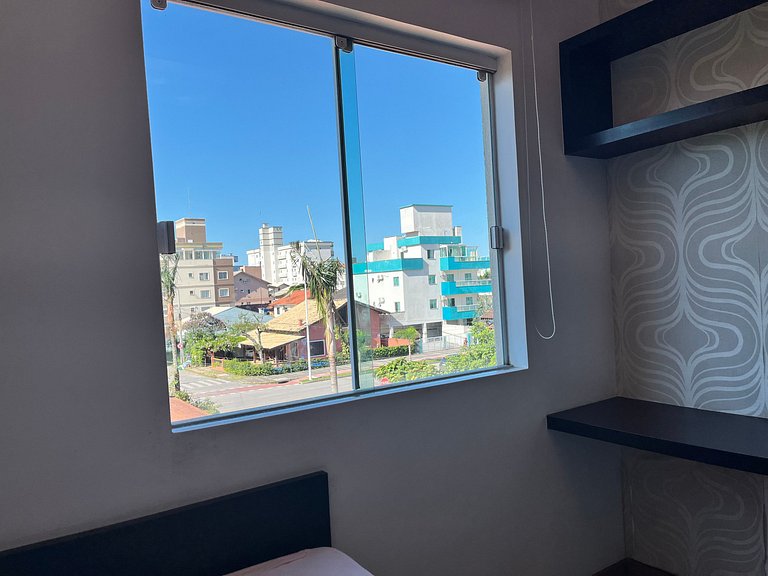 Apto econômico com 2 quartos, ar, vaga de garagem e completo