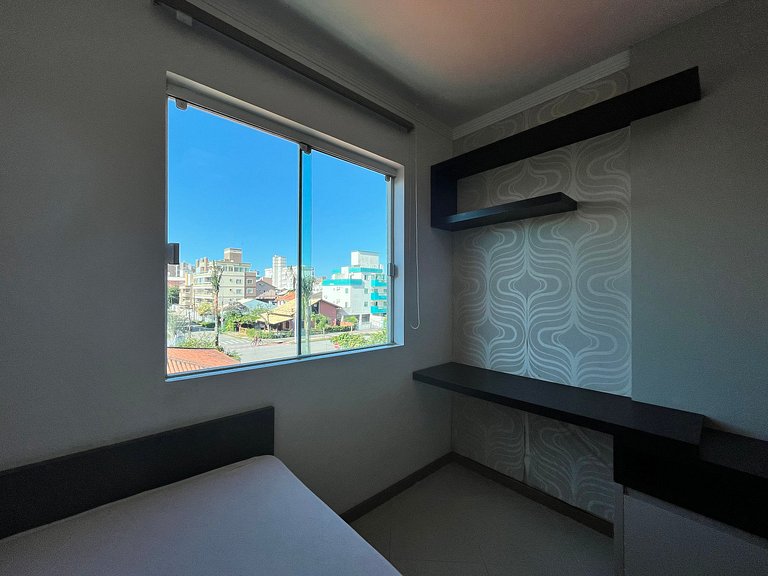 Apto econômico com 2 quartos, ar, vaga de garagem e completo