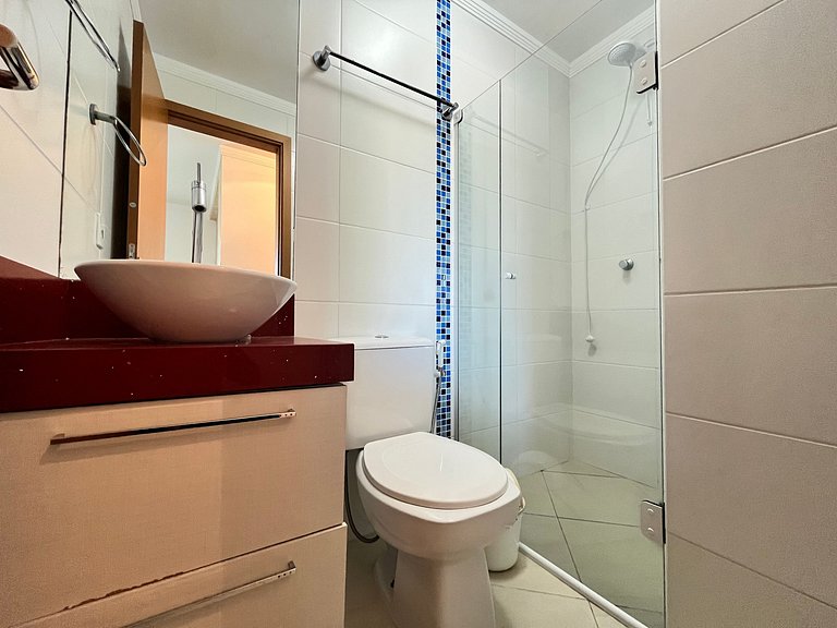 Apto econômico com 2 quartos, ar, vaga de garagem e completo