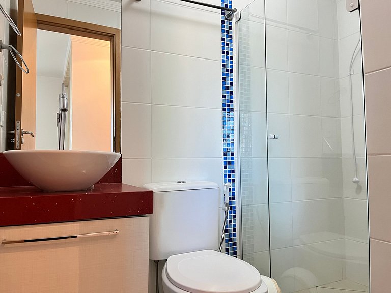 Apto econômico com 2 quartos, ar, vaga de garagem e completo