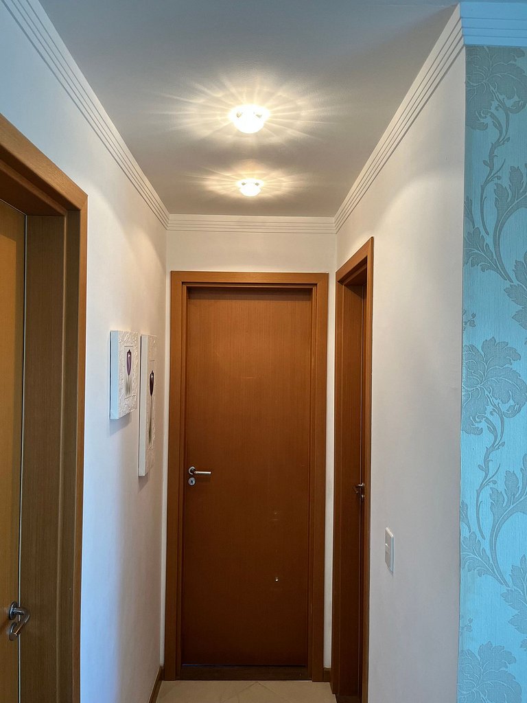 Apto econômico com 2 quartos, ar, vaga de garagem e completo