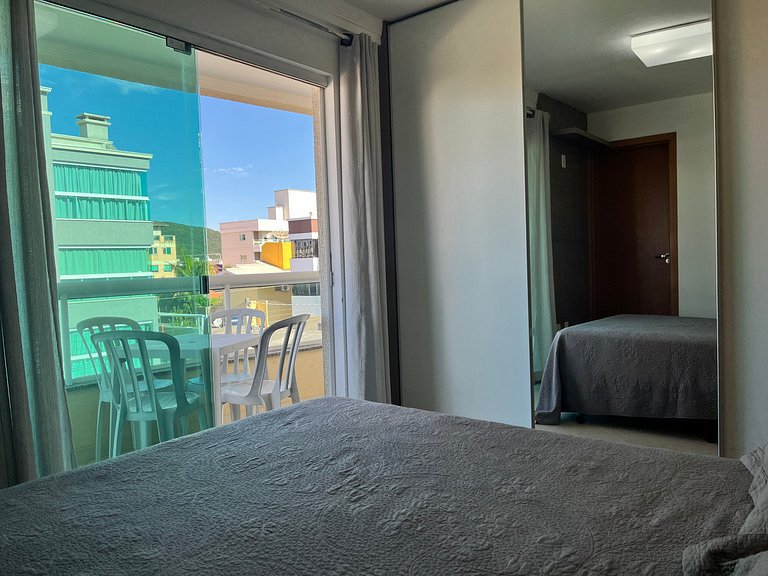 Apto econômico com 2 quartos, ar, vaga de garagem e completo