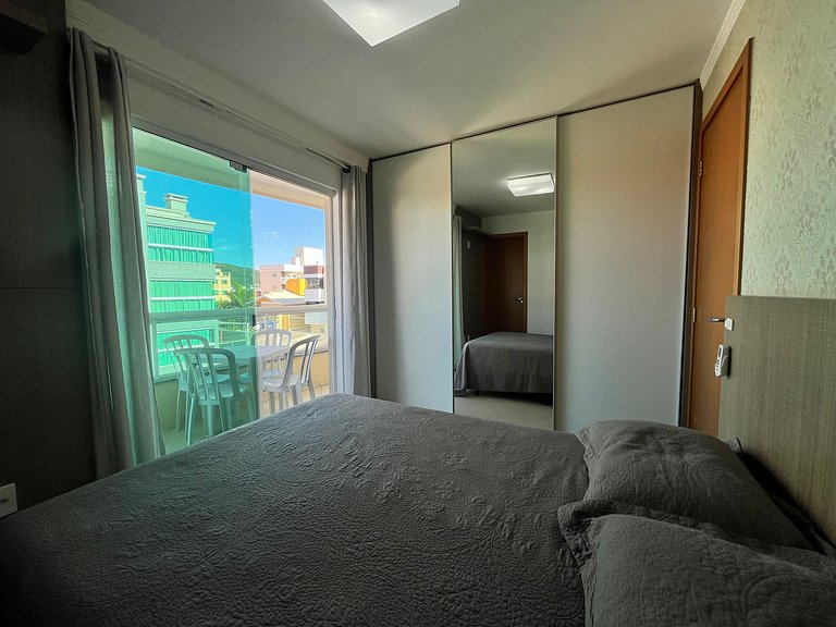 Apto econômico com 2 quartos, ar, vaga de garagem e completo