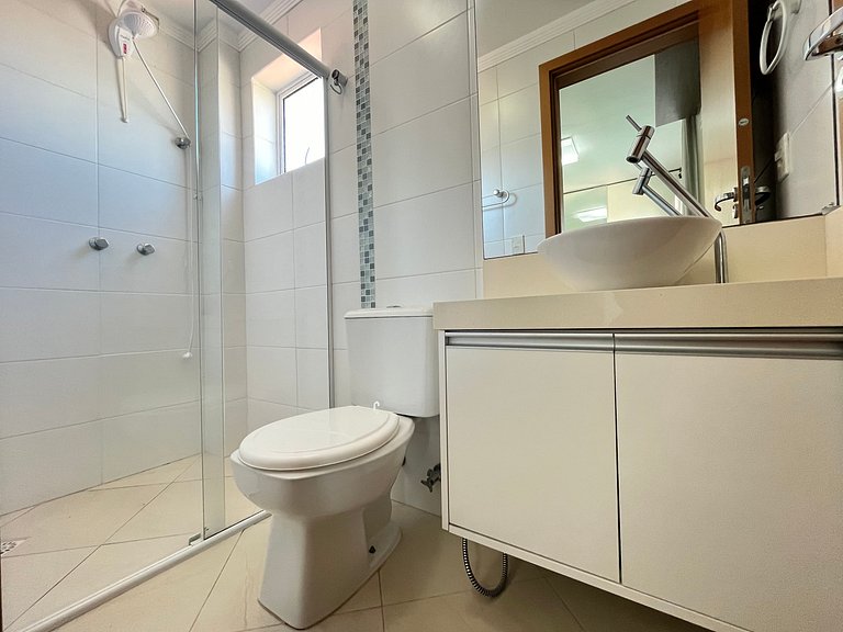 Apto econômico com 2 quartos, ar, vaga de garagem e completo