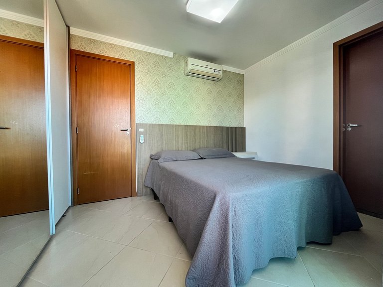 Apto econômico com 2 quartos, ar, vaga de garagem e completo