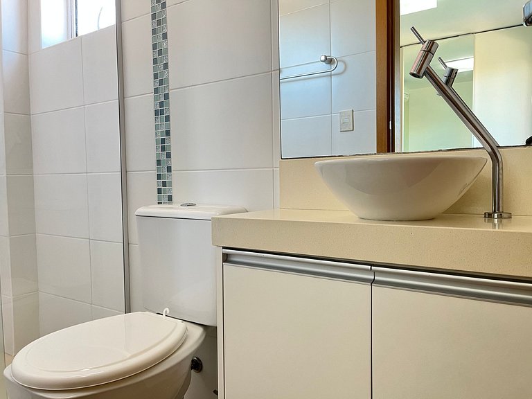 Apto econômico com 2 quartos, ar, vaga de garagem e completo