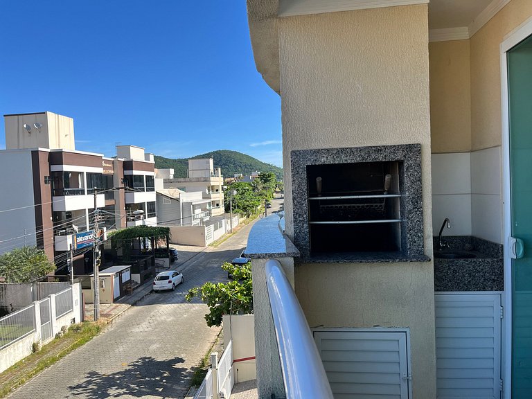 Apto econômico com 2 quartos, ar, vaga de garagem e completo