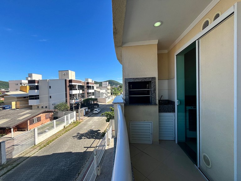 Apto econômico com 2 quartos, ar, vaga de garagem e completo