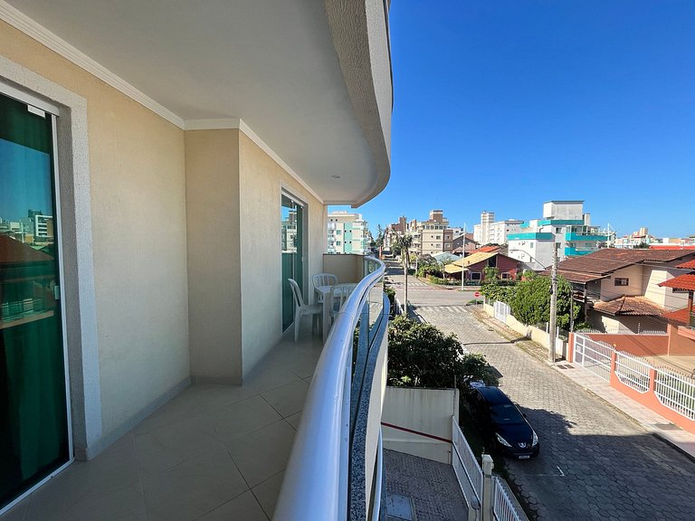 Apto econômico com 2 quartos, ar, vaga de garagem e completo