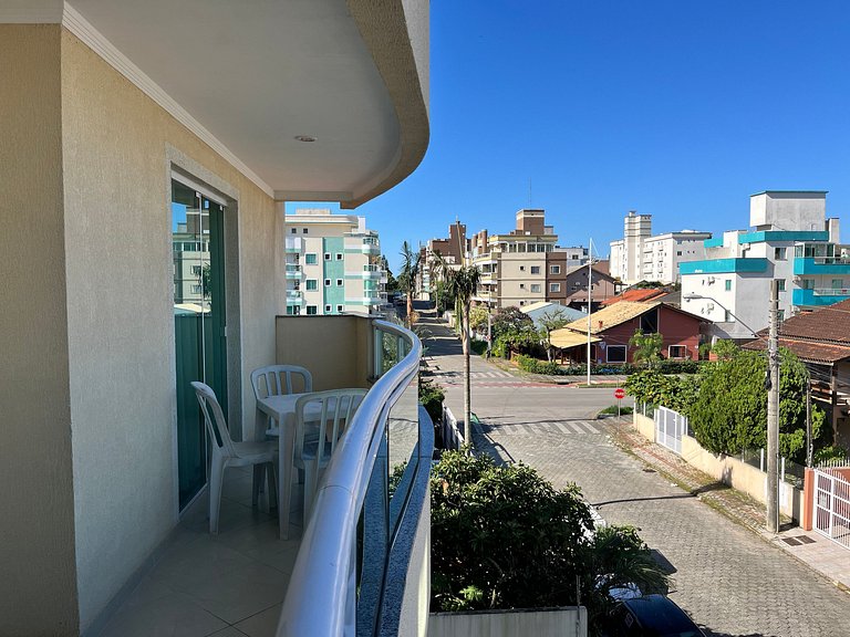 Apto econômico com 2 quartos, ar, vaga de garagem e completo