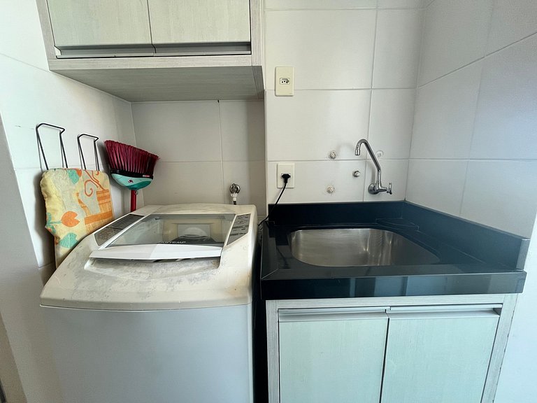 Apto econômico com 2 quartos, ar, vaga de garagem e completo