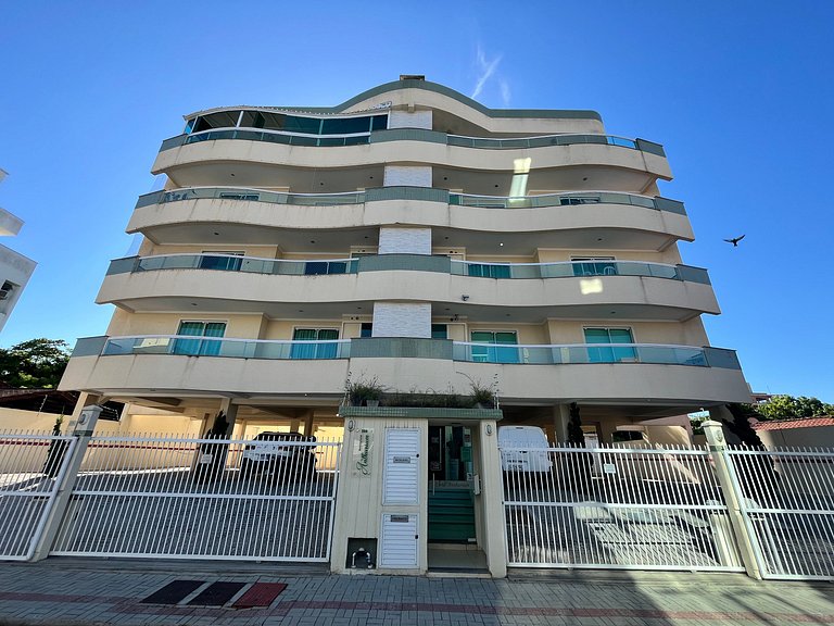 Apto econômico com 2 quartos, ar, vaga de garagem e completo