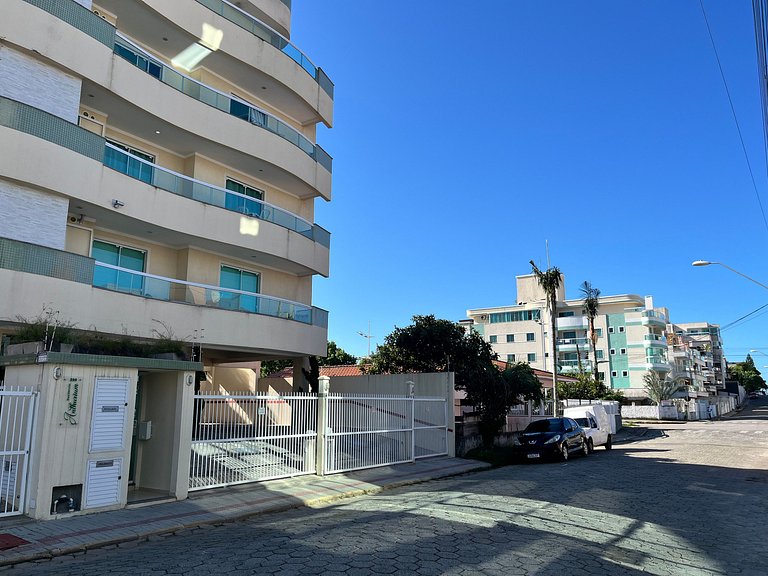 Apto econômico com 2 quartos, ar, vaga de garagem e completo