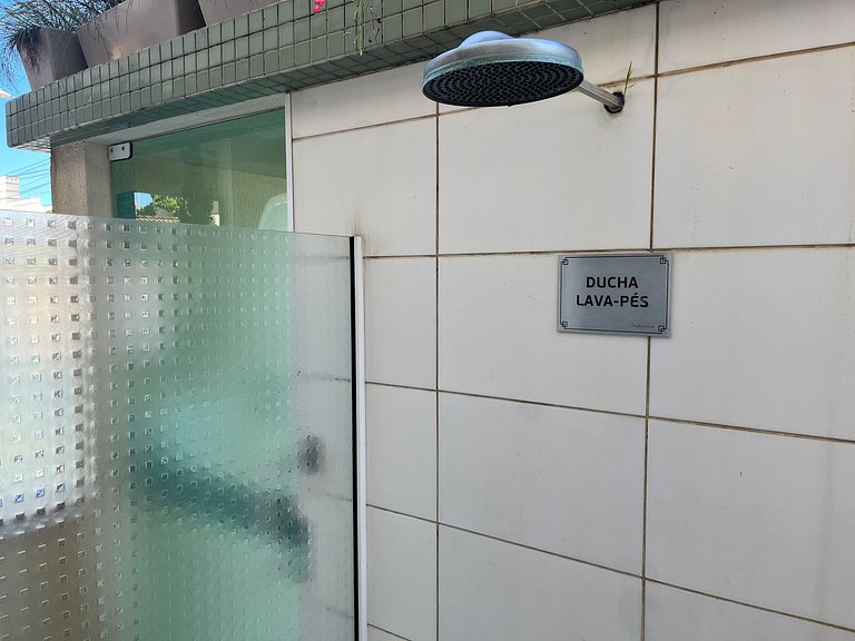 Apto econômico com 2 quartos, ar, vaga de garagem e completo