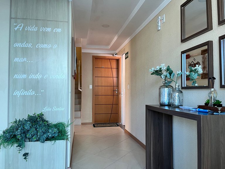 Apto econômico com 2 quartos, ar, vaga de garagem e completo