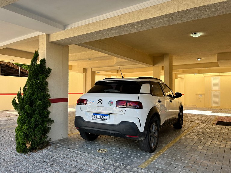 Apto econômico com 2 quartos, ar, vaga de garagem e completo