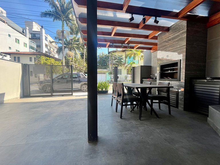 B150 - Casa com 03 suítes em Bombinhas
