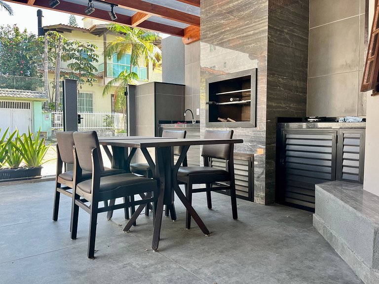 B150 - Casa com 03 suítes em Bombinhas