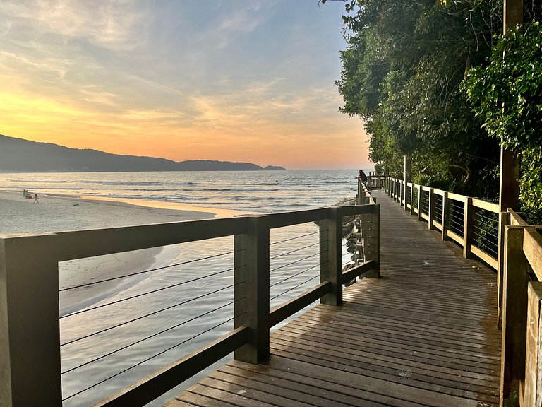 Grande cobertura sob a avenida com 5 quartos e vista do mar!