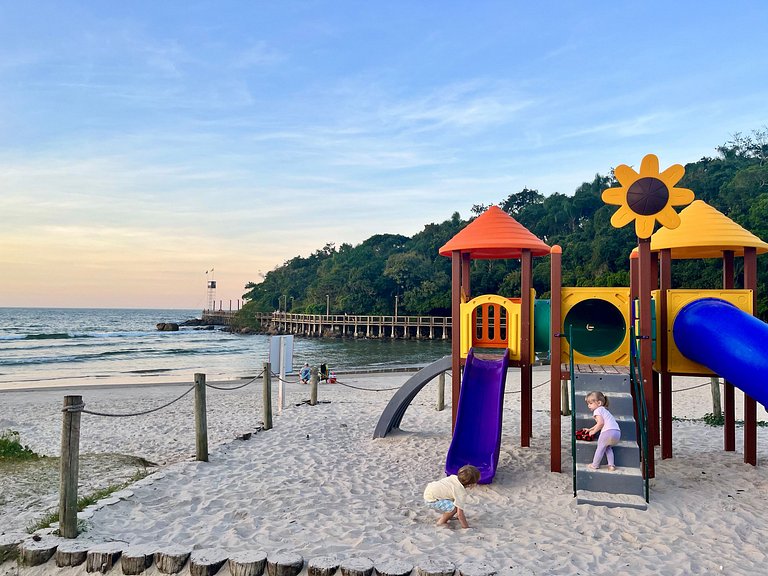 Grande cobertura sob a avenida com 5 quartos e vista do mar!