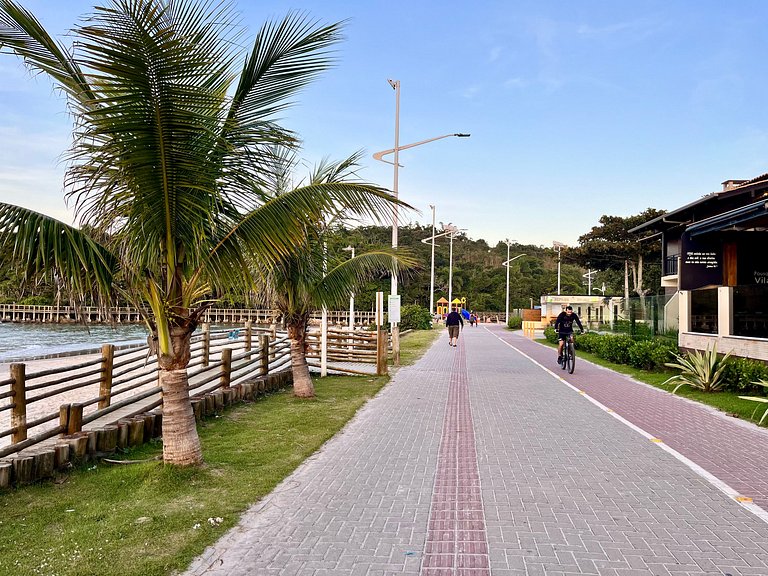 Grande cobertura sob a avenida com 5 quartos e vista do mar!