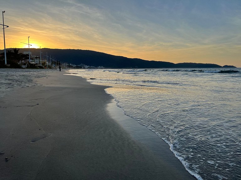 Grande cobertura sob a avenida com 5 quartos e vista do mar!