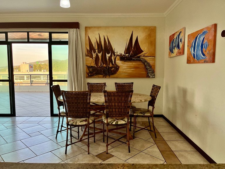 Grande cobertura sob a avenida com 5 quartos e vista do mar!