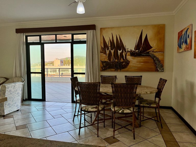 Grande cobertura sob a avenida com 5 quartos e vista do mar!