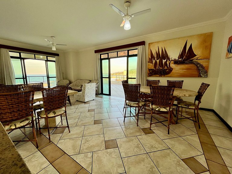 Grande cobertura sob a avenida com 5 quartos e vista do mar!