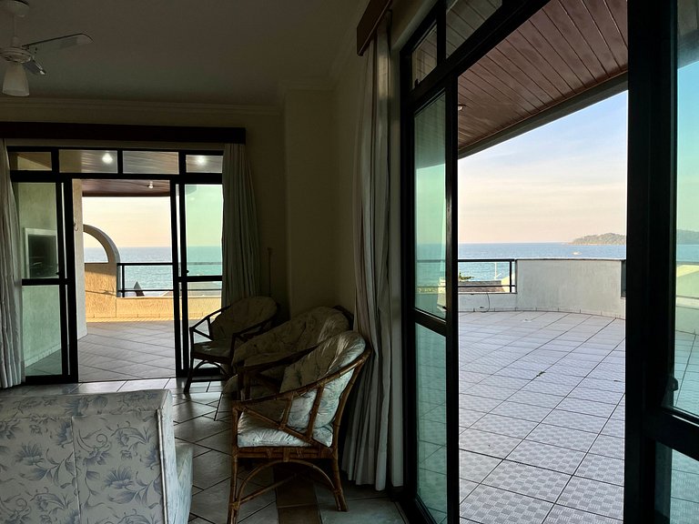 Grande cobertura sob a avenida com 5 quartos e vista do mar!