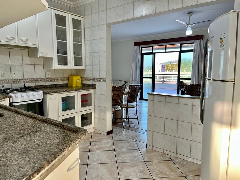 Grande cobertura sob a avenida com 5 quartos e vista do mar!