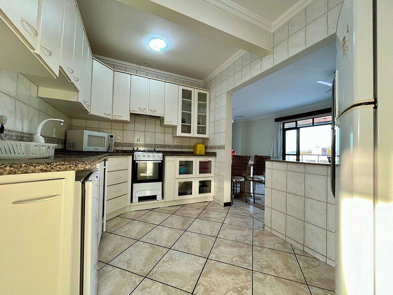 Grande cobertura sob a avenida com 5 quartos e vista do mar!