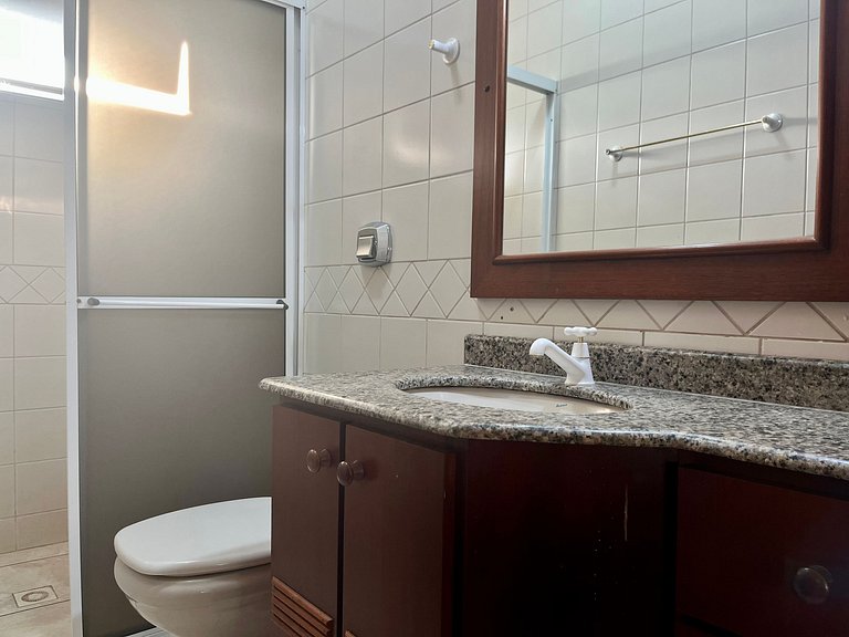 Grande cobertura sob a avenida com 5 quartos e vista do mar!