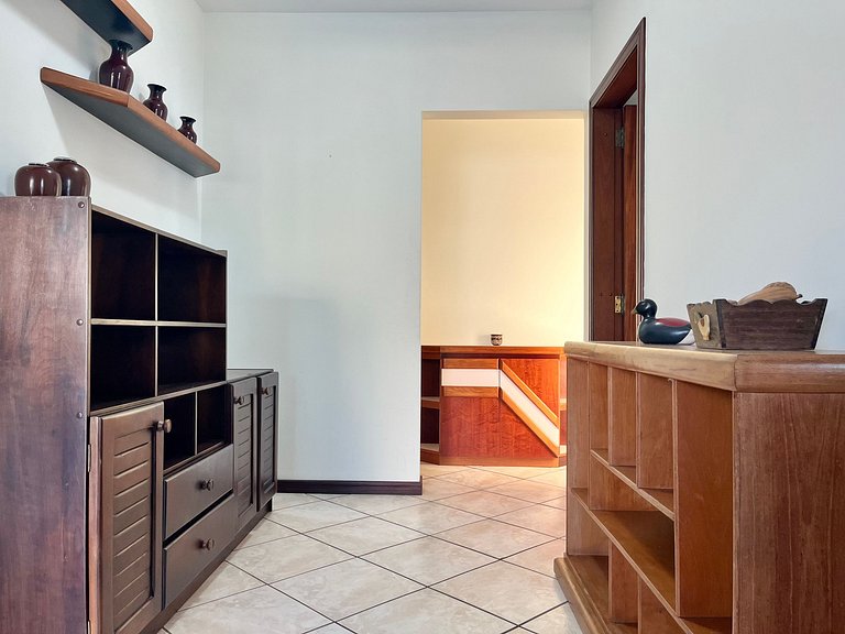 Grande cobertura sob a avenida com 5 quartos e vista do mar!