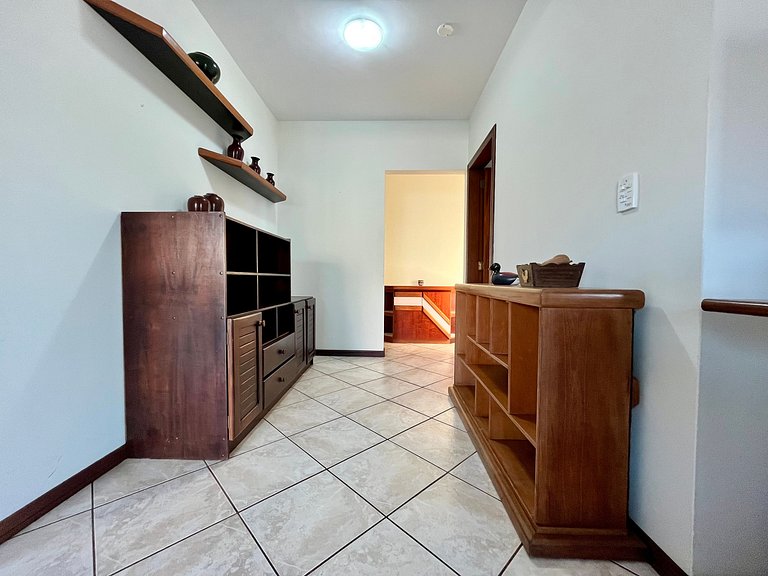 Grande cobertura sob a avenida com 5 quartos e vista do mar!