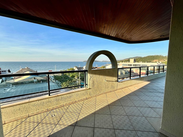 Grande cobertura sob a avenida com 5 quartos e vista do mar!