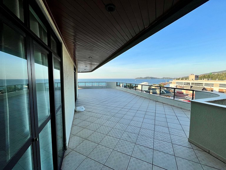 Grande cobertura sob a avenida com 5 quartos e vista do mar!