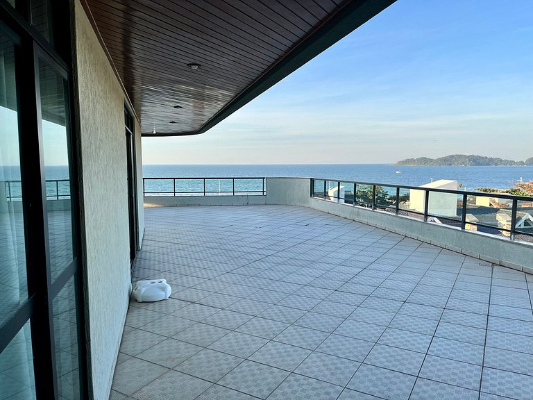 Grande cobertura sob a avenida com 5 quartos e vista do mar!