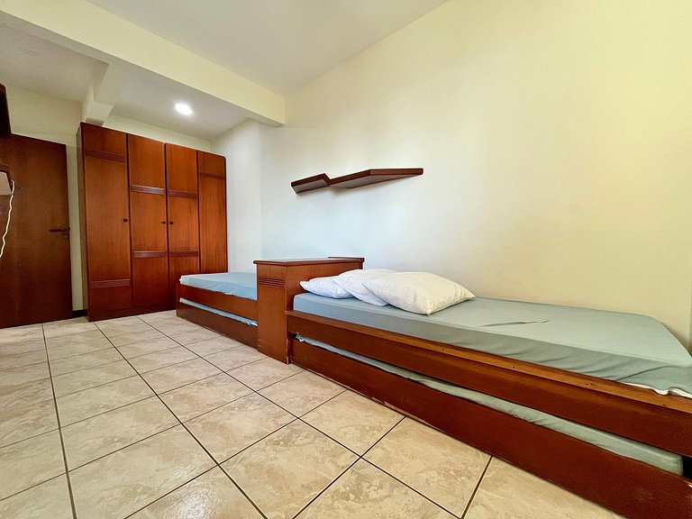 Grande cobertura sob a avenida com 5 quartos e vista do mar!