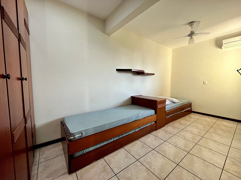 Grande cobertura sob a avenida com 5 quartos e vista do mar!