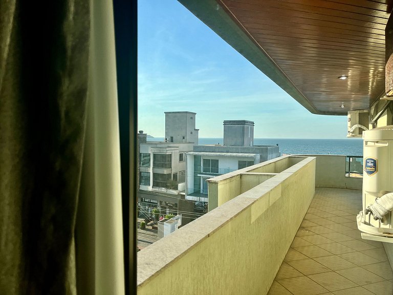 Grande cobertura sob a avenida com 5 quartos e vista do mar!