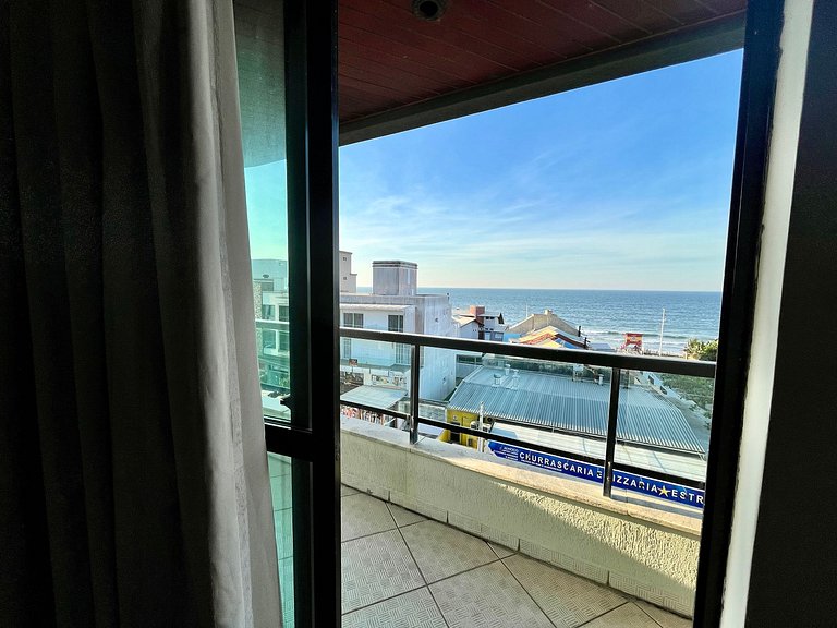 Grande cobertura sob a avenida com 5 quartos e vista do mar!