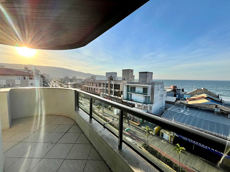 Grande cobertura sob a avenida com 5 quartos e vista do mar!