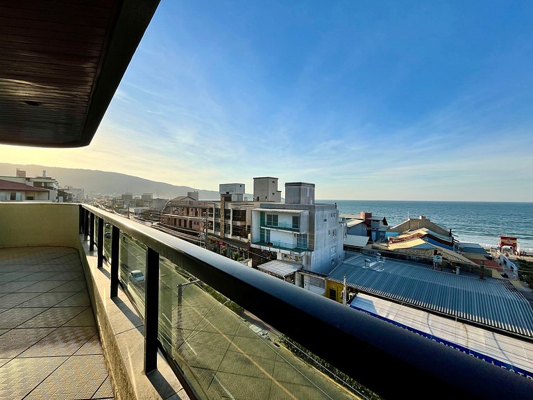 Grande cobertura sob a avenida com 5 quartos e vista do mar!