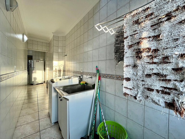 Grande cobertura sob a avenida com 5 quartos e vista do mar!