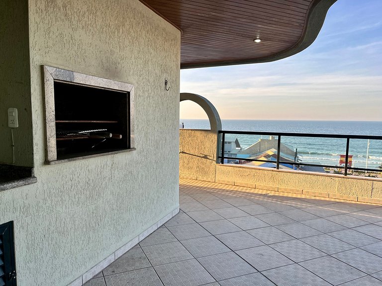 Grande cobertura sob a avenida com 5 quartos e vista do mar!