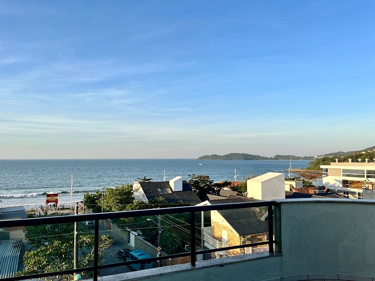 Grande cobertura sob a avenida com 5 quartos e vista do mar!