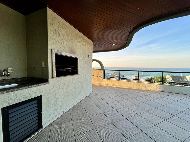 Grande cobertura sob a avenida com 5 quartos e vista do mar!