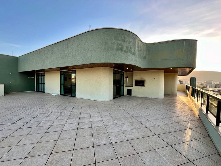 Grande cobertura sob a avenida com 5 quartos e vista do mar!