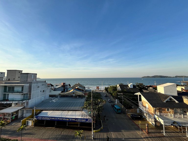 Grande cobertura sob a avenida com 5 quartos e vista do mar!